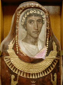 Caso múmia pintada e dourada de Artemidorus com retrato encáustica ao estilo helenístico, de Hawara (pintado e estuque dourado) (ver também 46817 e 85709)